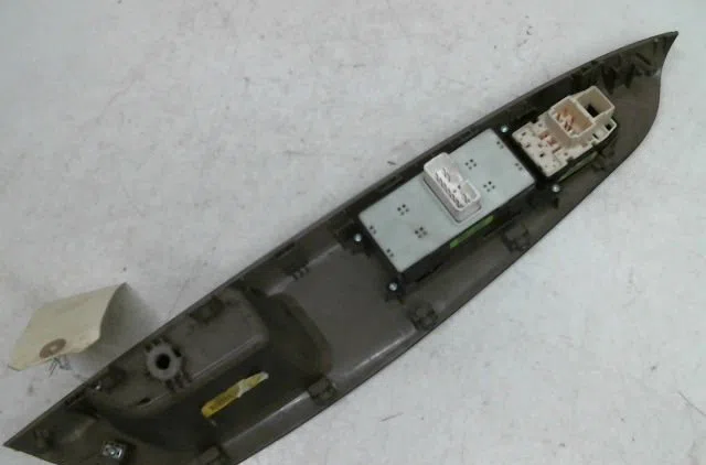 Commande lève-glace porte avant gauche Kia RIO III (UB) 1.25 cvvt (2011-2017) occasion — photo 2