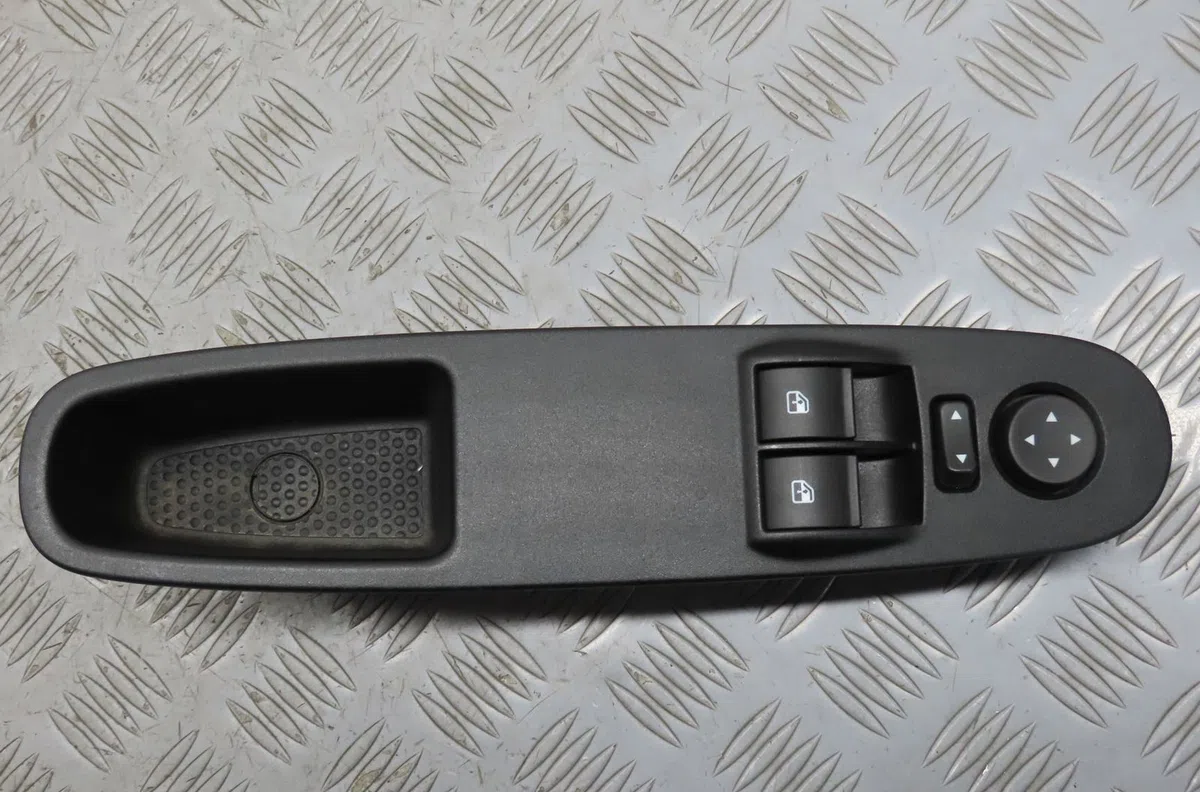 Commande lève-glace porte avant gauche Lancia YPSILON (312_) 0.9 twinair (312.pxg11, 312.pxg1a, 312.yxg11, 312.yxg1a) (2011) occasion