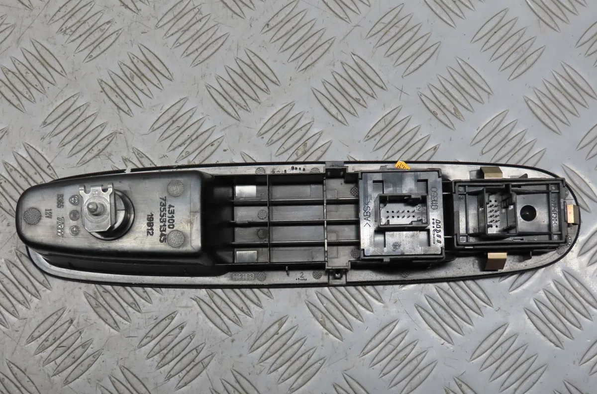 Commande lève-glace porte avant gauche Lancia YPSILON (312_) 0.9 twinair (312.pxg11, 312.pxg1a, 312.yxg11, 312.yxg1a) (2011) occasion — photo 2