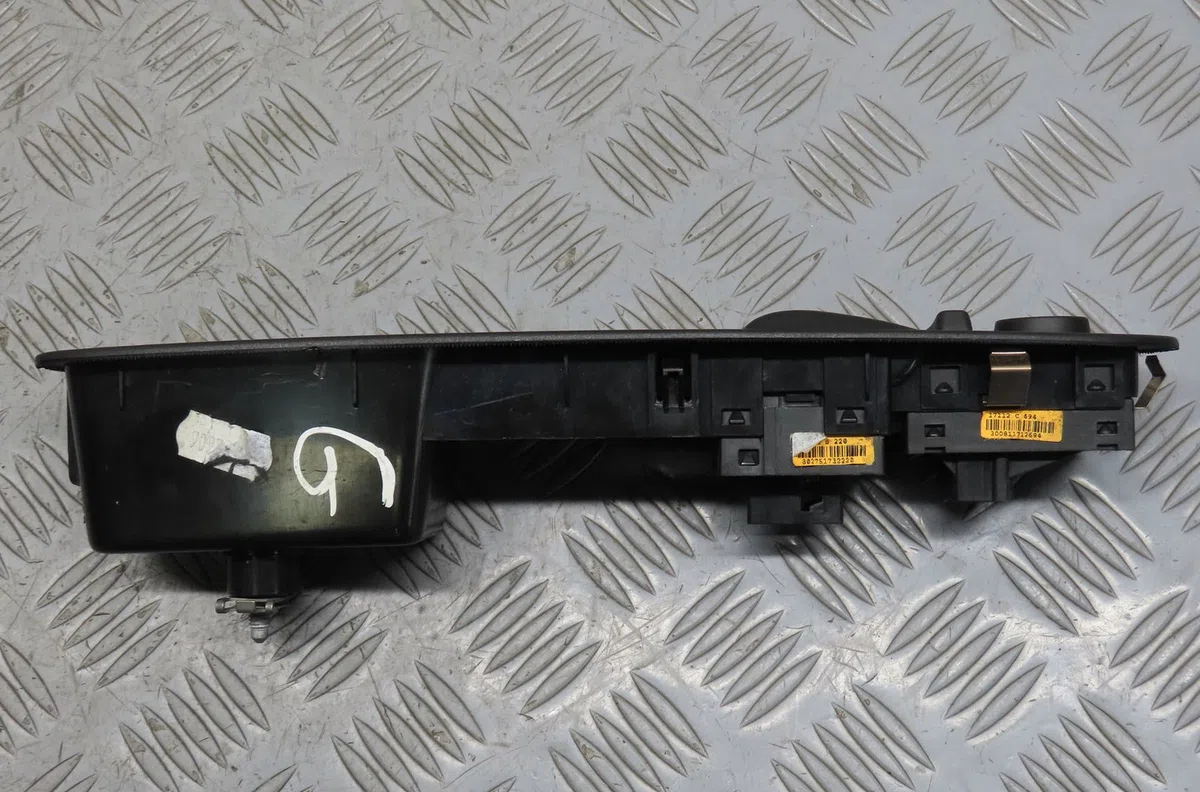 Commande lève-glace porte avant gauche Lancia YPSILON (312_) 0.9 twinair (312.pxg11, 312.pxg1a, 312.yxg11, 312.yxg1a) (2011) occasion — photo 4