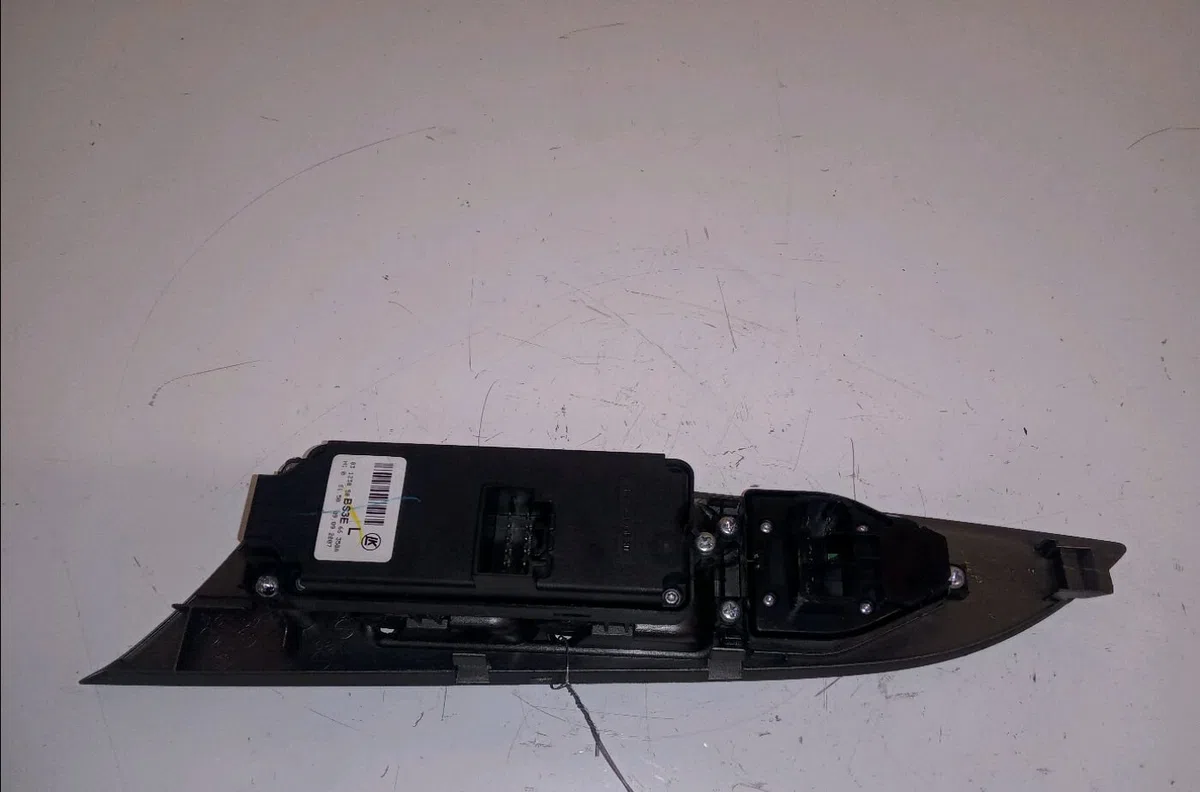 Commande lève-glace porte avant gauche Mazda 3 (BK) 1.6 (bk14) (2003-2009) occasion — photo 2