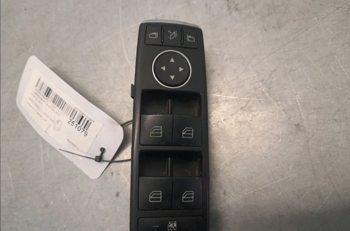 Commande lève-glace porte avant gauche Mercedes-benz CLASSE A (W176) A 200 cdi - d 4-matic (176.002) (2014-2018) occasion