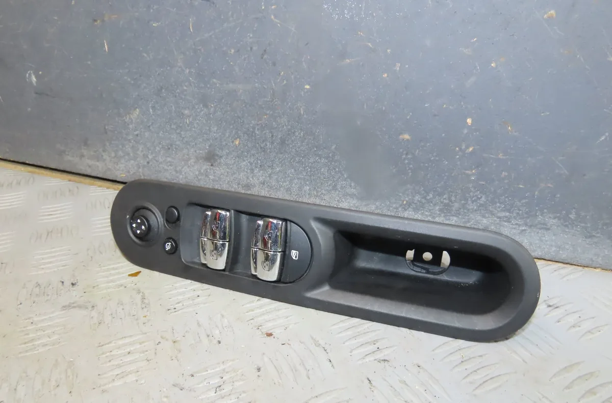 Commande lève-glace porte avant gauche Mini MINI COUNTRYMAN (F60) Cooper (2016) occasion