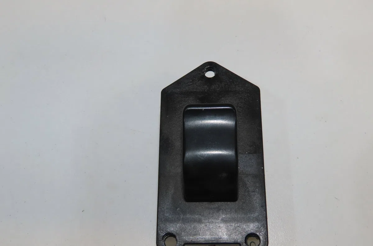 Commande lève-glace porte avant gauche Nissan MICRA II (K11) 1.3 i 16v (1992-2000) occasion