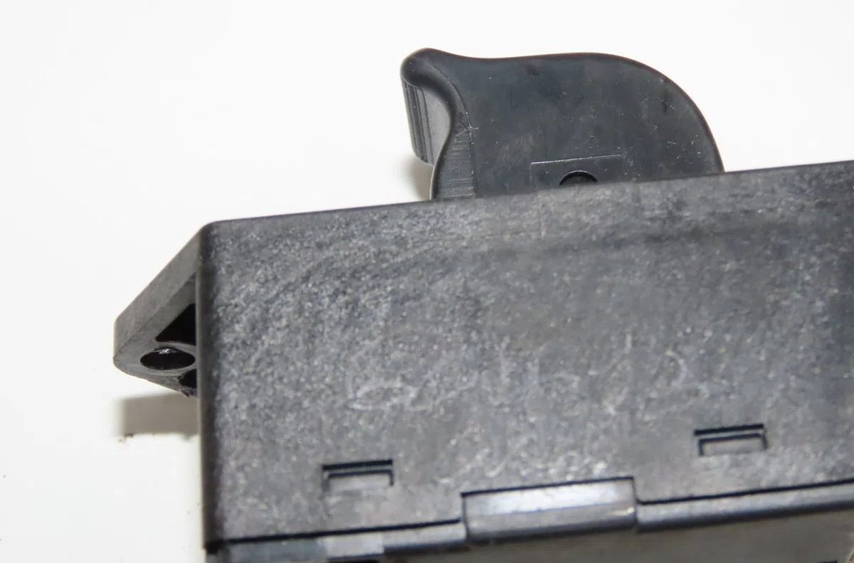 Commande lève-glace porte avant gauche Nissan MICRA II (K11) 1.3 i 16v (1992-2000) occasion