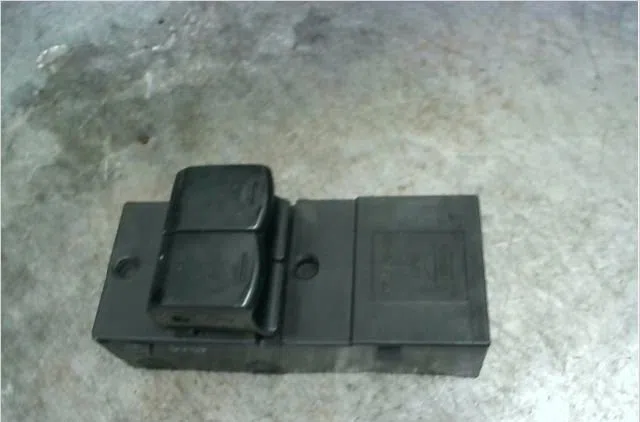 Commande lève-glace porte avant gauche Nissan MICRA III (K12) 1.2 16v (2003-2010) occasion