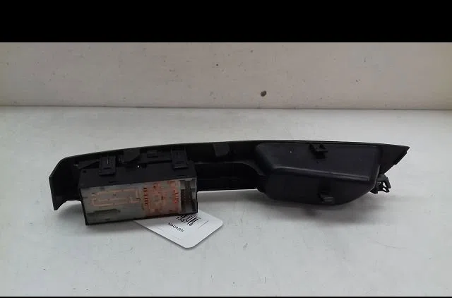 Commande lève-glace porte avant gauche Nissan MICRA III (K12) 1.2 16v (2003-2010) occasion