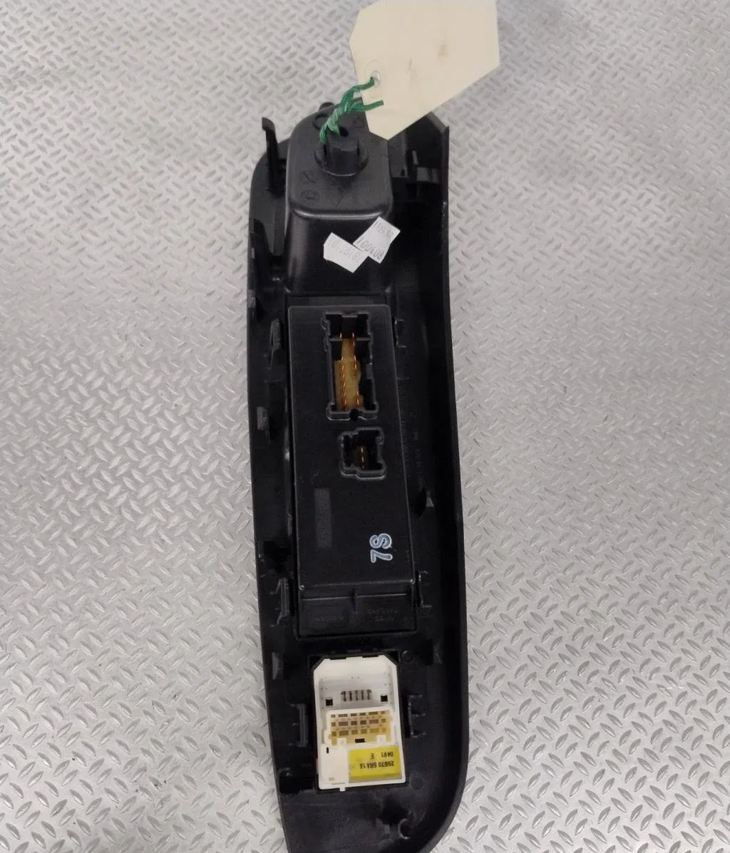 Commande lève-glace porte avant gauche Nissan MICRA V (K14) 1.0 ig-t (2021) occasion — photo 2