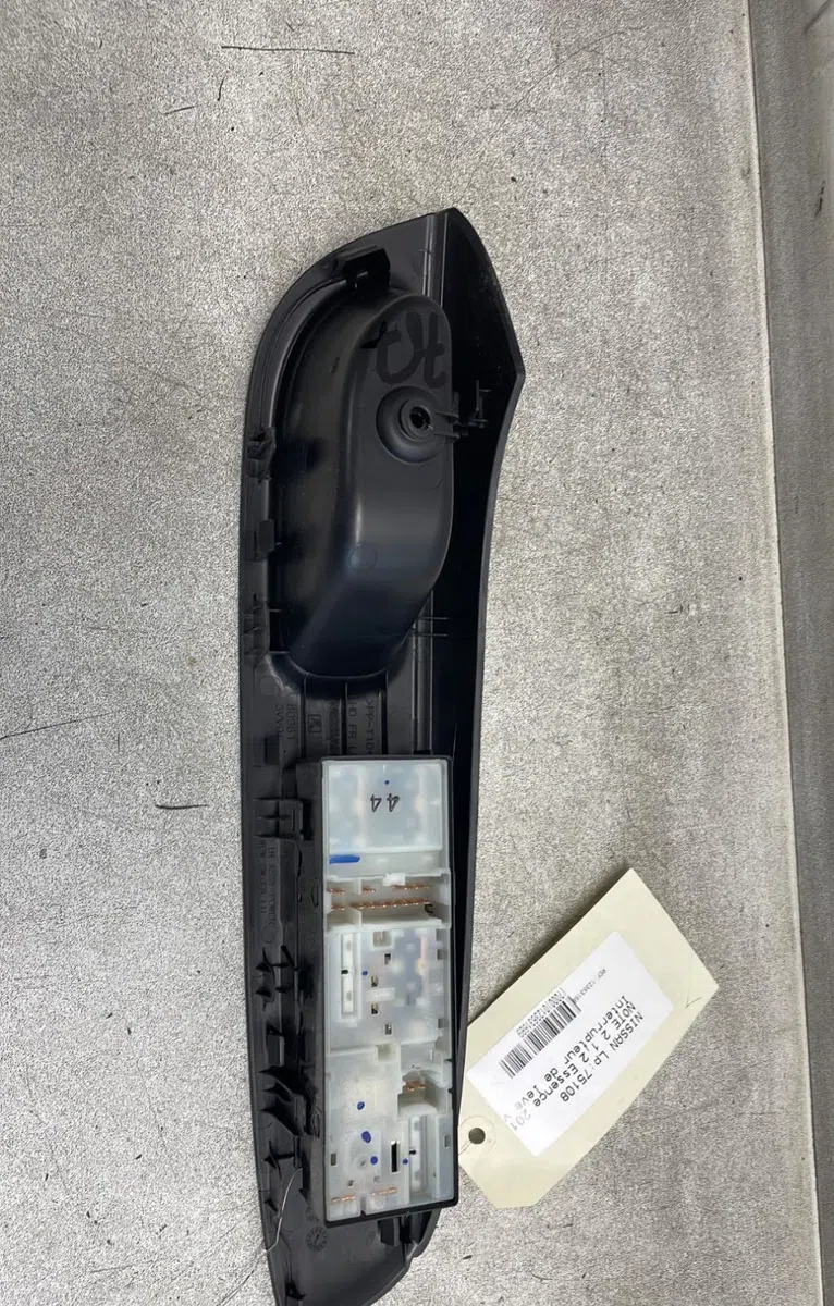 Commande lève-glace porte avant gauche Nissan NOTE (E12) 1.2 (2013) occasion — photo 2