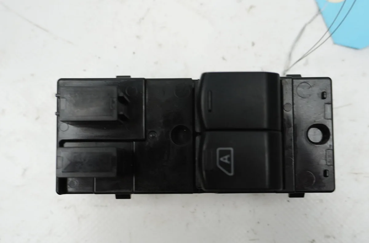 Commande lève-glace porte avant gauche NISSAN NV200 1.5 DCI 90ch occasion