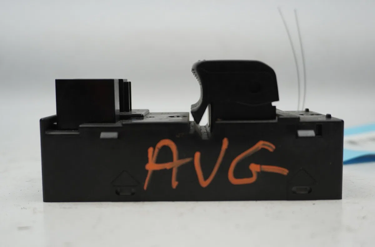 Commande lève-glace porte avant gauche NISSAN NV200  1.5 DCI 90ch occasion — photo 2