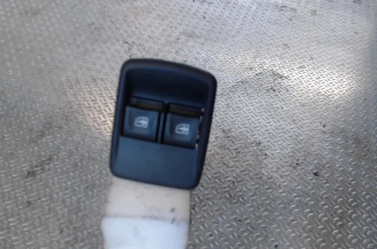 Commande lève-glace porte avant gauche NISSAN NV300  0 occasion — photo 2
