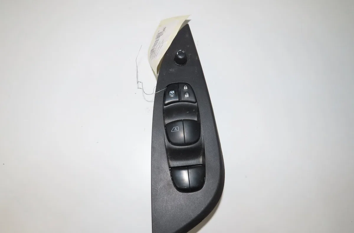 Commande lève-glace porte avant gauche Nissan PULSAR 3-5 portes (C13) 1.2 dig-t (2014) occasion