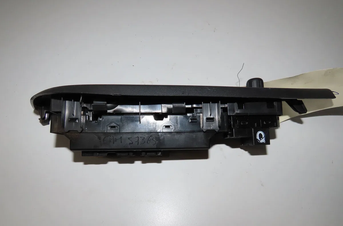 Commande lève-glace porte avant gauche Nissan PULSAR 3-5 portes (C13) 1.2 dig-t (2014) occasion — photo 2