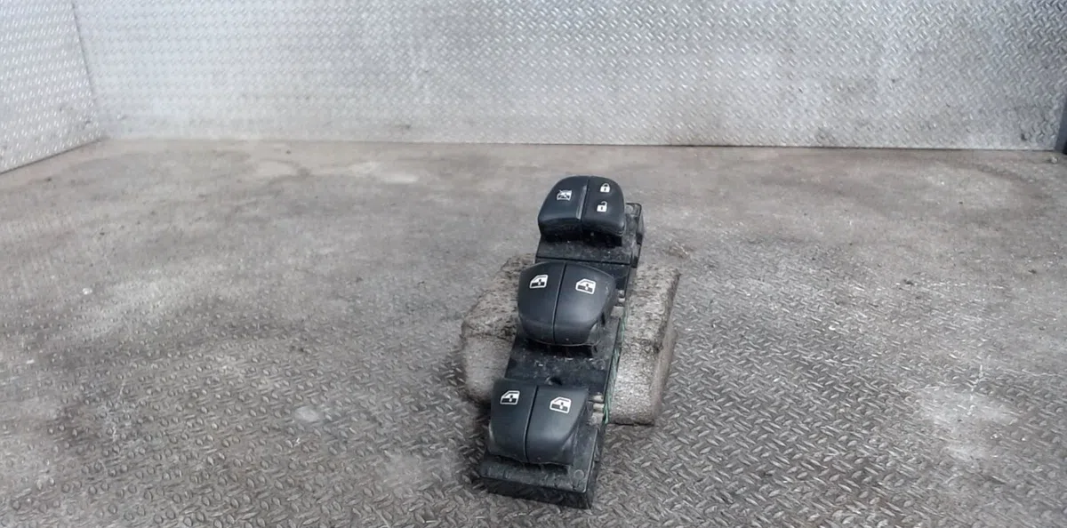 Commande lève-glace porte avant gauche NISSAN QASHQAI 2  QASHQAI 2 PHASE 2 occasion — photo 2