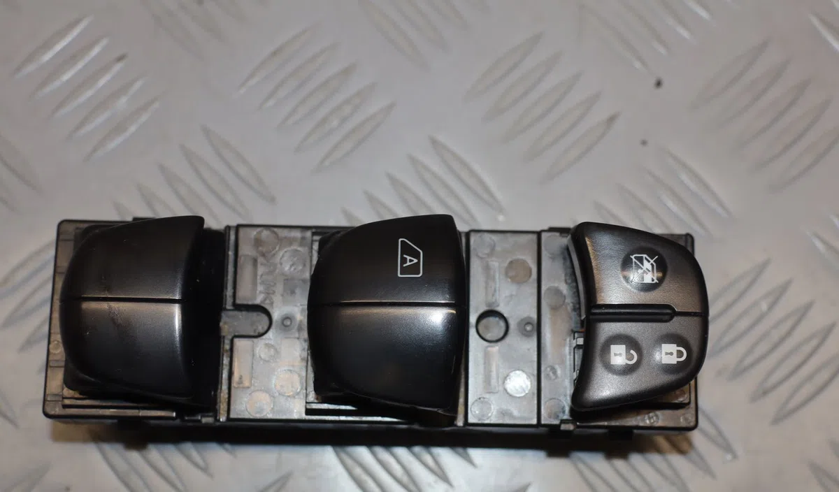 Commande lève-glace porte avant gauche Nissan QASHQAI II SUV (J11, J11_) 1.2 dig-t (2013) occasion