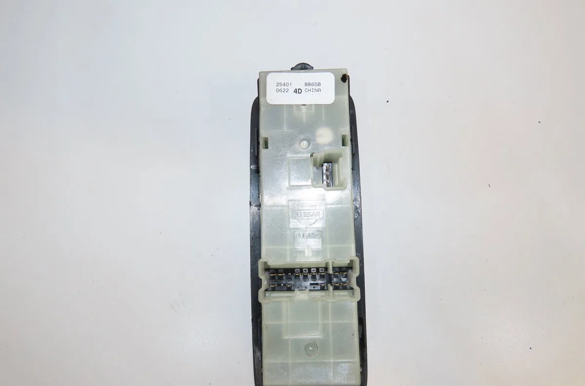 Commande lève-glace porte avant gauche Nissan QASHQAI - QASHQAI 2 I (J10, NJ10, JJ10E) 2.0 dci (2007-2013) occasion — photo 2