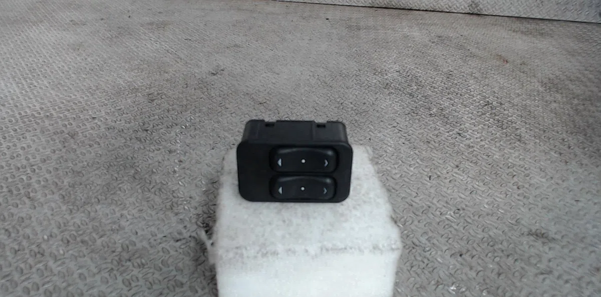 Commande lève-glace porte avant gauche Opel ASTRA G Coupé (T98) 1.8 16v (f07) (2000-2005) occasion — photo 2
