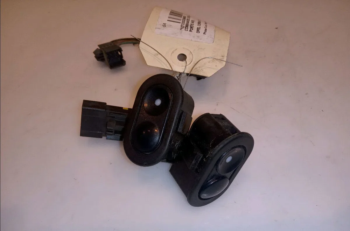 Commande lève-glace porte avant gauche Opel CORSA B (S93) 1.2 i 16v (f08, f68, m68) (1998-2000) 5 portes occasion