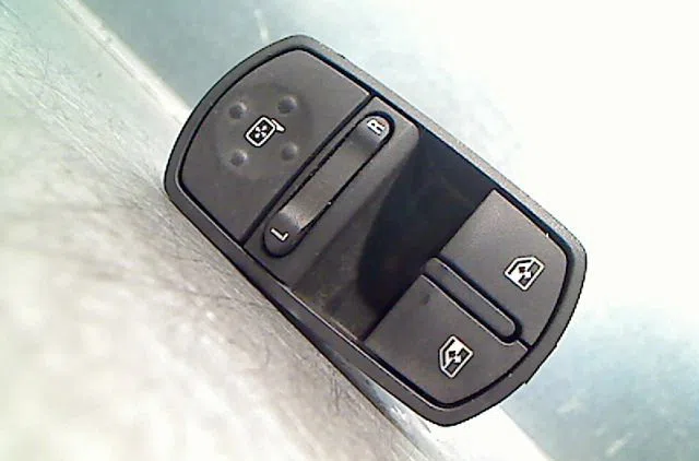 Commande lève-glace porte avant gauche Opel CORSA D (S07) 1.3 cdti (l08, l68) (2006-2014) 5 portes occasion — photo 2