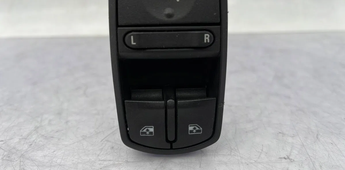 Commande lève-glace porte avant gauche OPEL CORSA E occasion