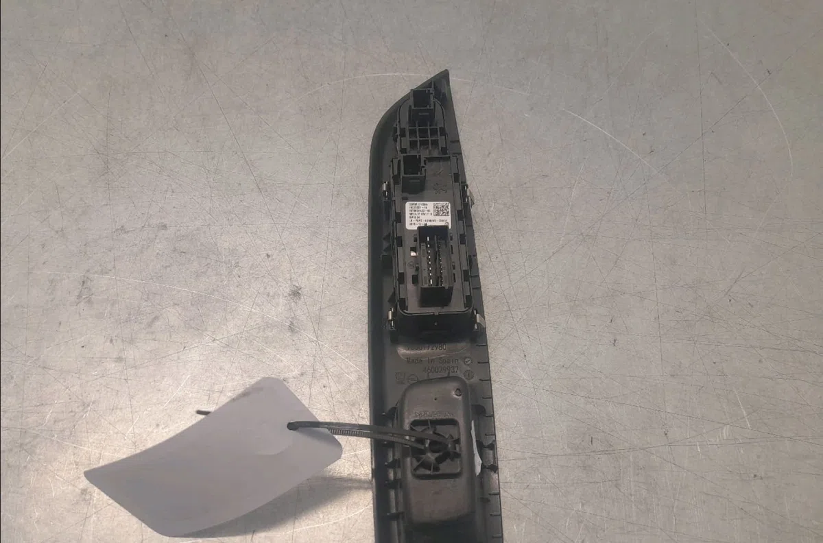 Commande lève-glace porte avant gauche Opel CORSA F 1.5 (68) (2019) occasion