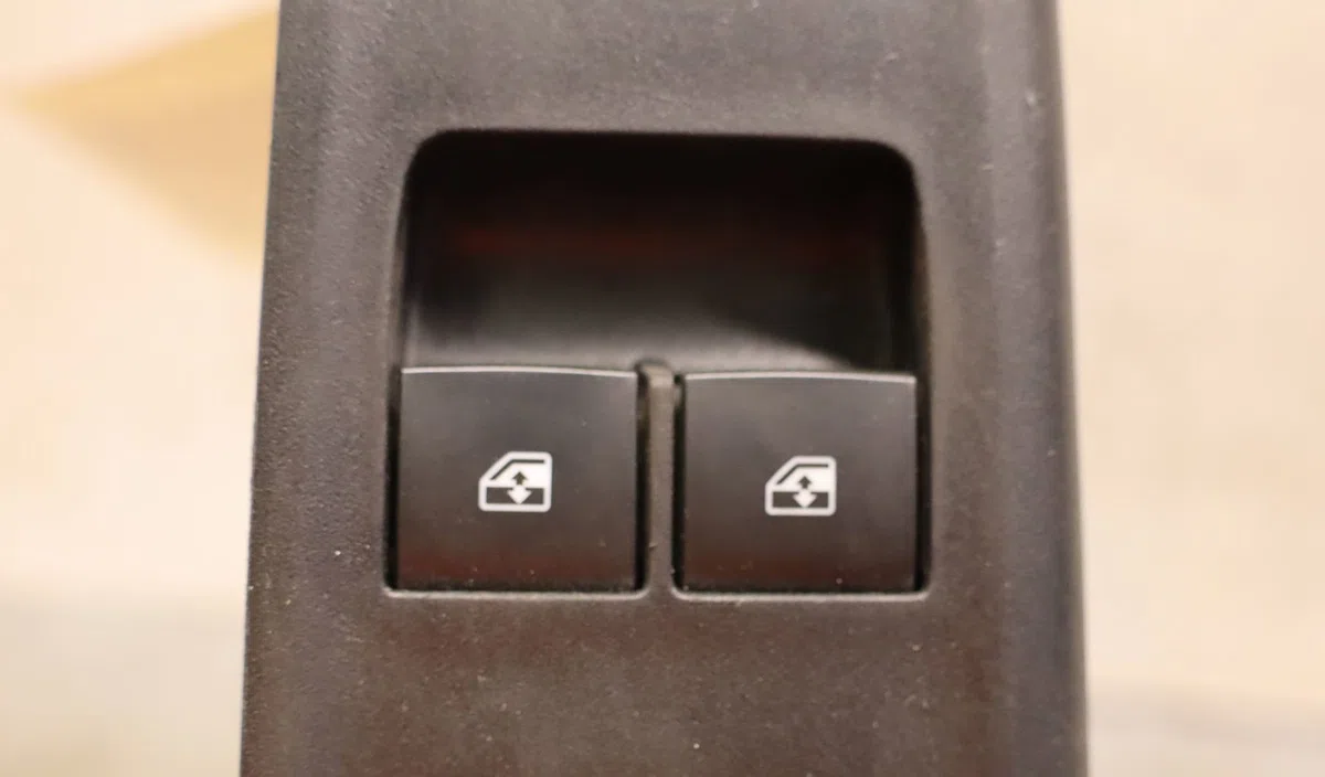 Commande lève-glace porte avant gauche Opel KARL (C16) 1.0 (2015-2018) occasion — photo 3