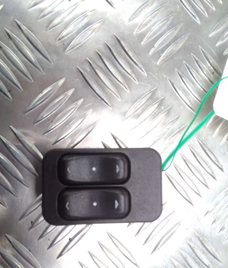 Commande lève-glace porte avant gauche Opel MERIVA A Monospace (X03) 1.4 16v twinport (e75) (2004-2010) occasion — photo 3