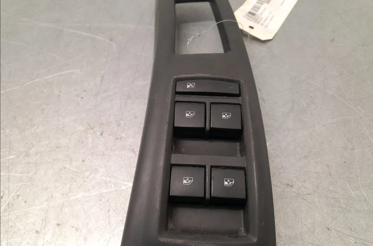 Commande lève-glace porte avant gauche Opel MERIVA B Monospace (S10) 1.7 cdti (75) (2010-2017) occasion — photo 2