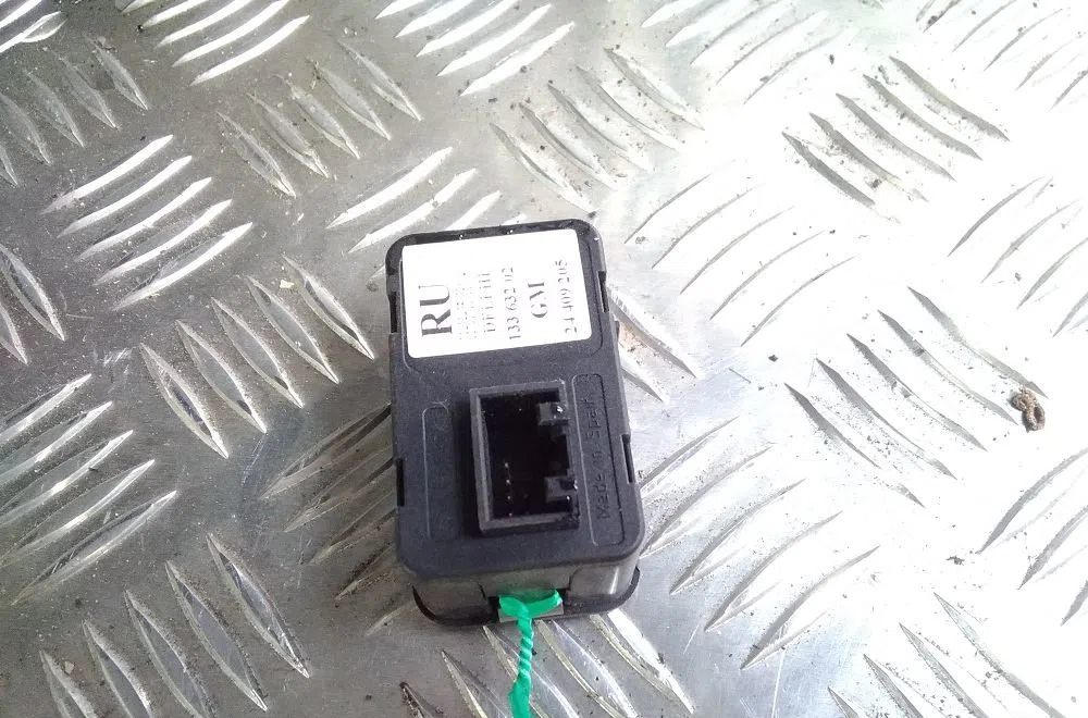 Commande lève-glace porte avant gauche OPEL MERIVA I  1.4i 90ch occasion — photo 2