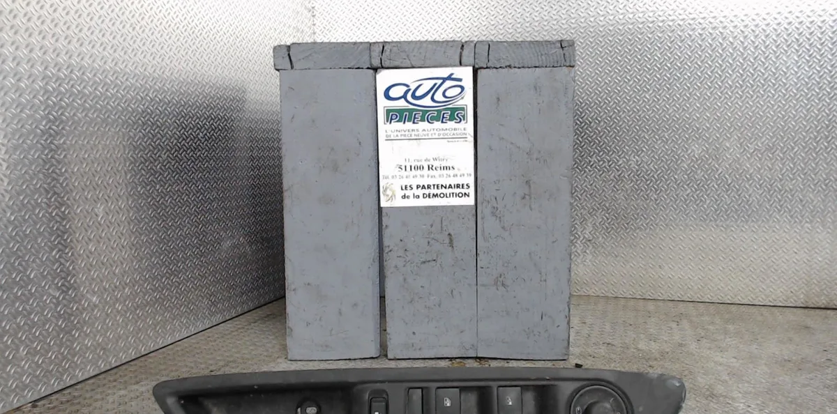Commande lève-glace porte avant gauche OPEL MOKKA 1 0 occasion