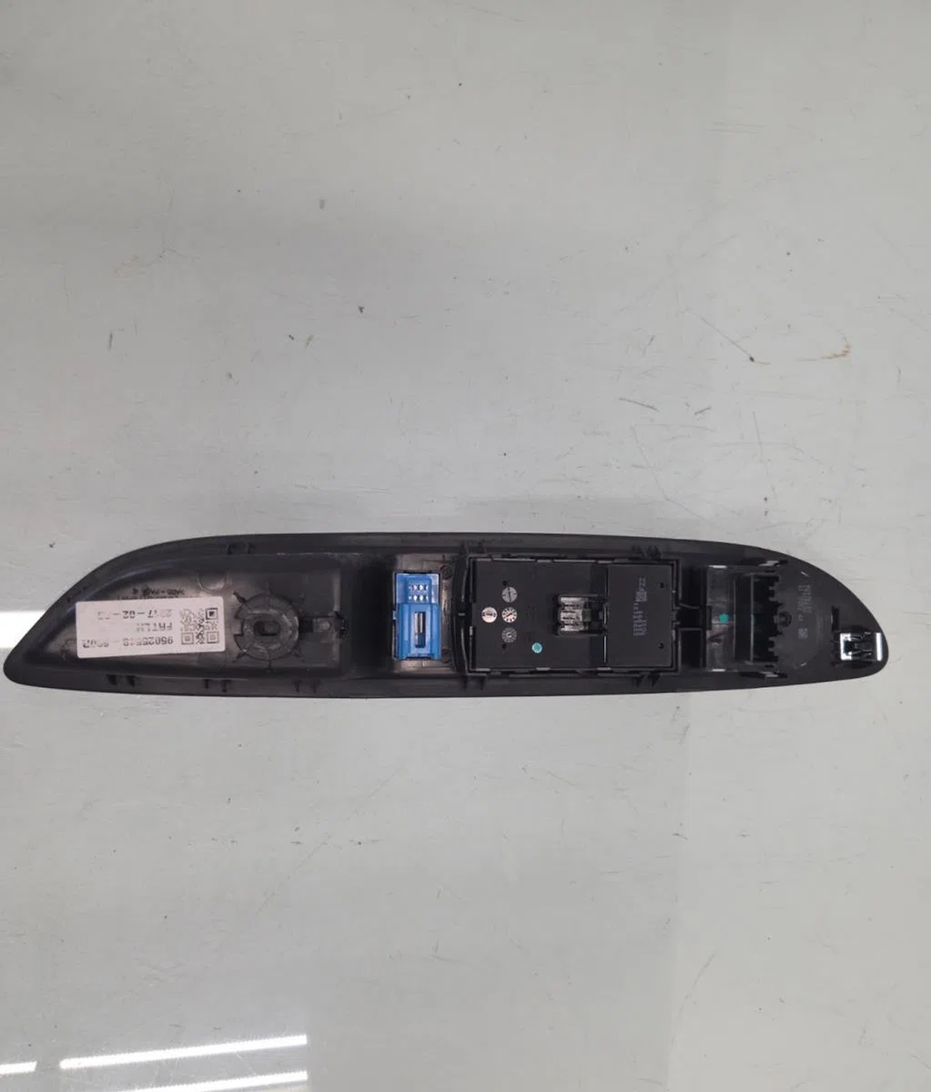 Commande lève-glace porte avant gauche OPEL MOKKA 1 PHASE 2 occasion — photo 4