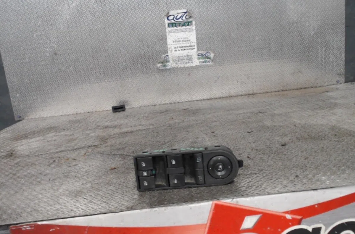 Commande lève-glace porte avant gauche OPEL ZAFIRA B  ZAFIRA B PHASE 2 occasion — photo 2