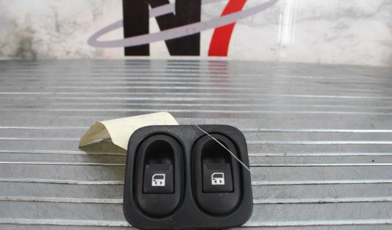Commande lève-glace porte avant gauche PEUGEOT 1007 occasion — photo 2