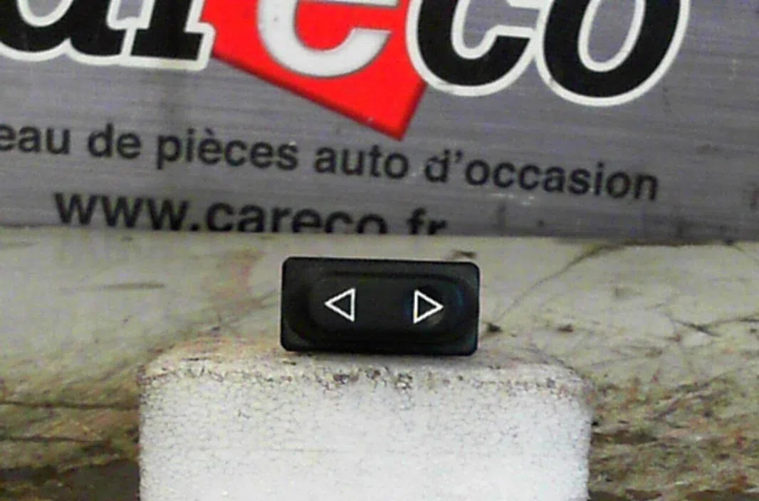 Commande lève-glace porte avant gauche PEUGEOT 106 PHASE 1 occasion — photo 2
