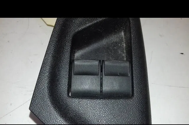 Commande lève-glace porte avant gauche Peugeot 108 1.0 vti 72 (2018) occasion — photo 2