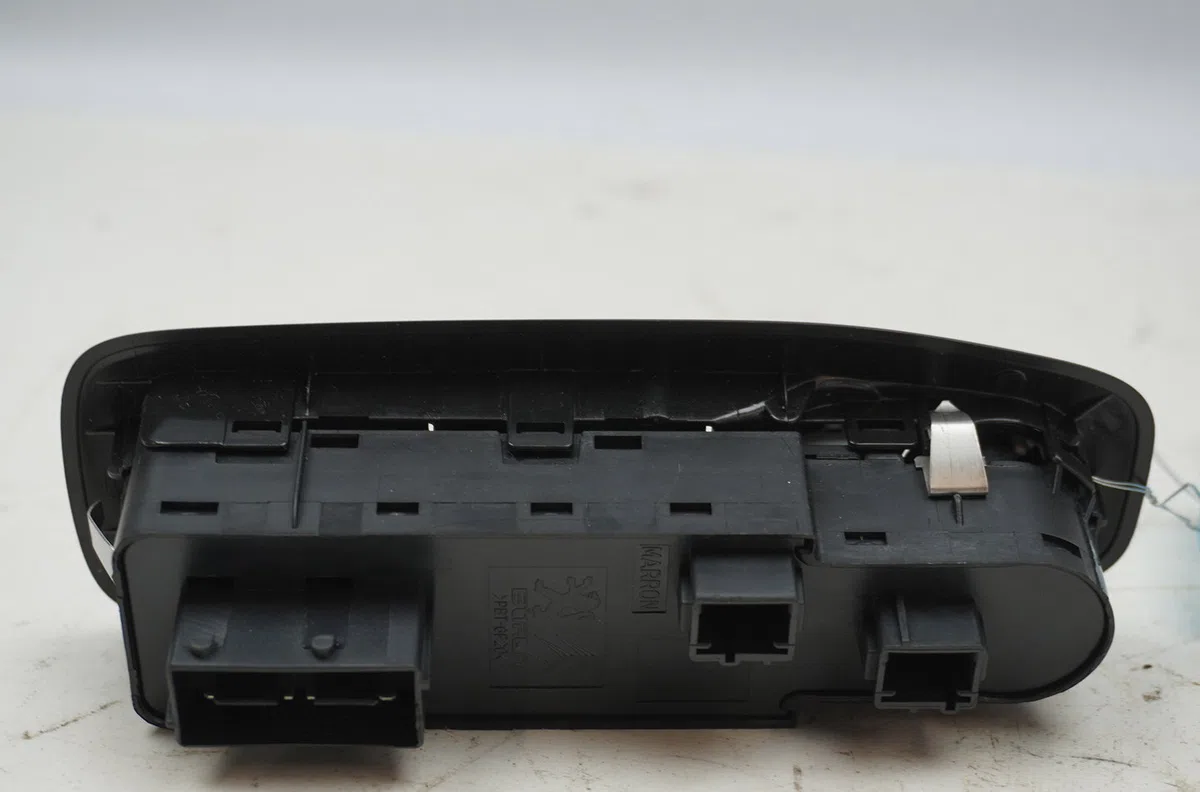 Commande lève-glace porte avant gauche Peugeot 2008 I (CU_) 1.2 puretech 82 (2018-2019) occasion — photo 3