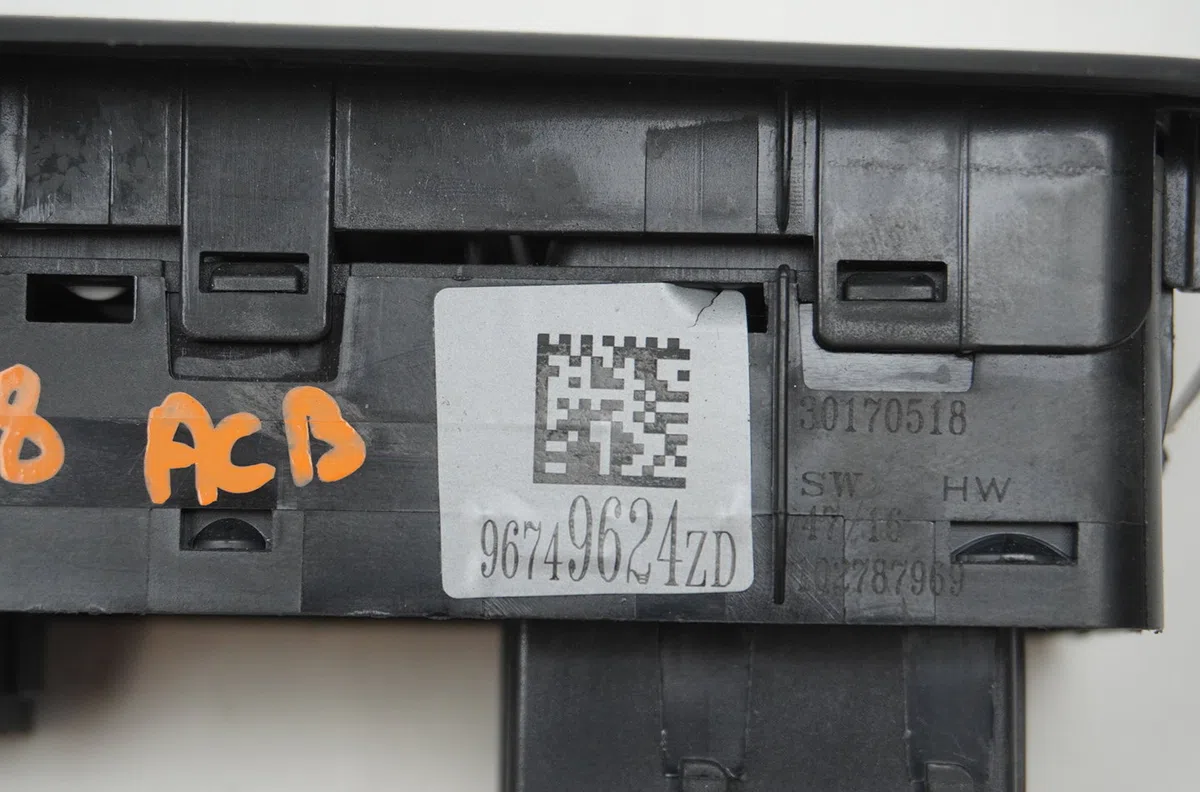 Commande lève-glace porte avant gauche Peugeot 2008 I (CU_) 1.2 thp 110 - puretech 110 (2015) 5 portes occasion — photo 3