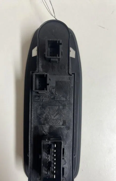 Commande lève-glace porte avant gauche Peugeot 2008 I (CU_) 1.2 vti (2013-2018) occasion — photo 3