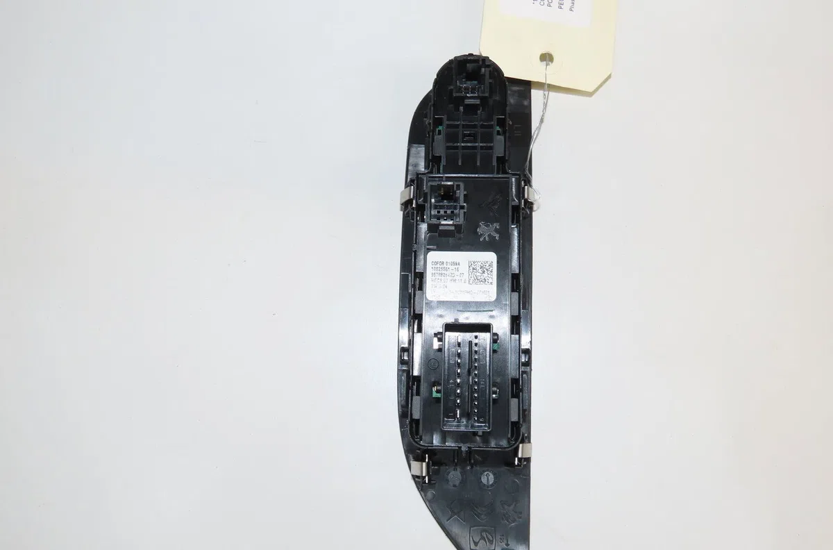 Commande lève-glace porte avant gauche Peugeot 2008 II (UD_, US_, UY_, UK_) 1.2 puretech 100 (2019) occasion — photo 2