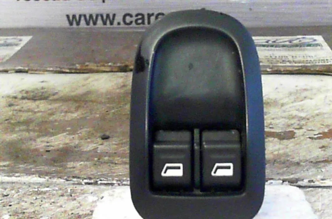 Commande lève-glace porte avant gauche Peugeot 206 3-5 portes (2A-C) 1.4 hdi eco 70 (2001-2009) 5 portes occasion — photo 2