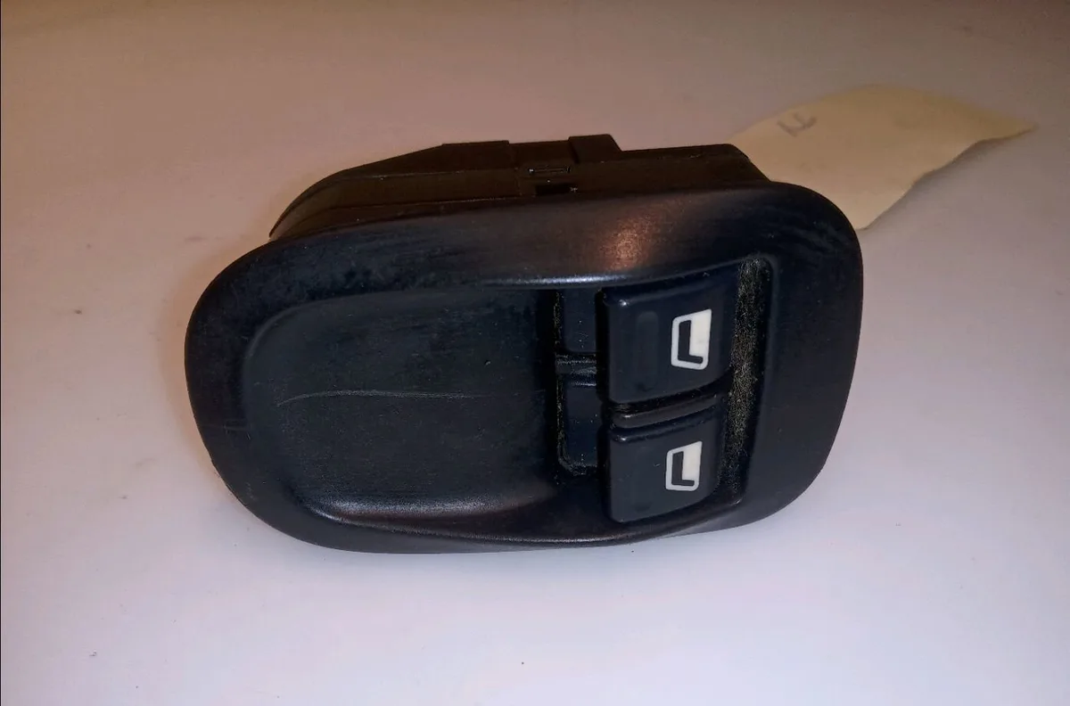 Commande lève-glace porte avant gauche Peugeot 206 3-5 portes (2A-C) 1.9 d (1998-2001) 5 portes occasion