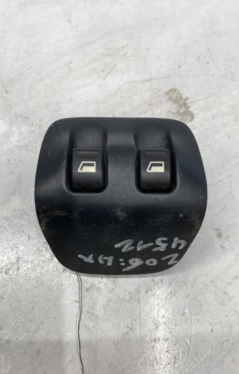 Commande lève-glace porte avant gauche Peugeot 206 3-5 portes (2A-C) 2.0 hdi 90 (1999-2009) 5 portes occasion — photo 2