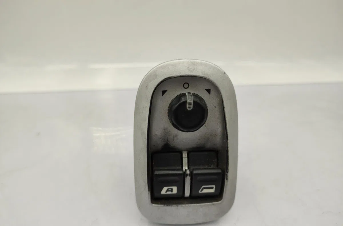 Commande lève-glace porte avant gauche PEUGEOT 206 occasion — photo 4