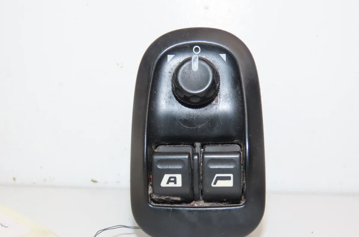 Commande lève-glace porte avant gauche Peugeot 206 SW (2E-K) 1.6 hdi 110 (2004) occasion
