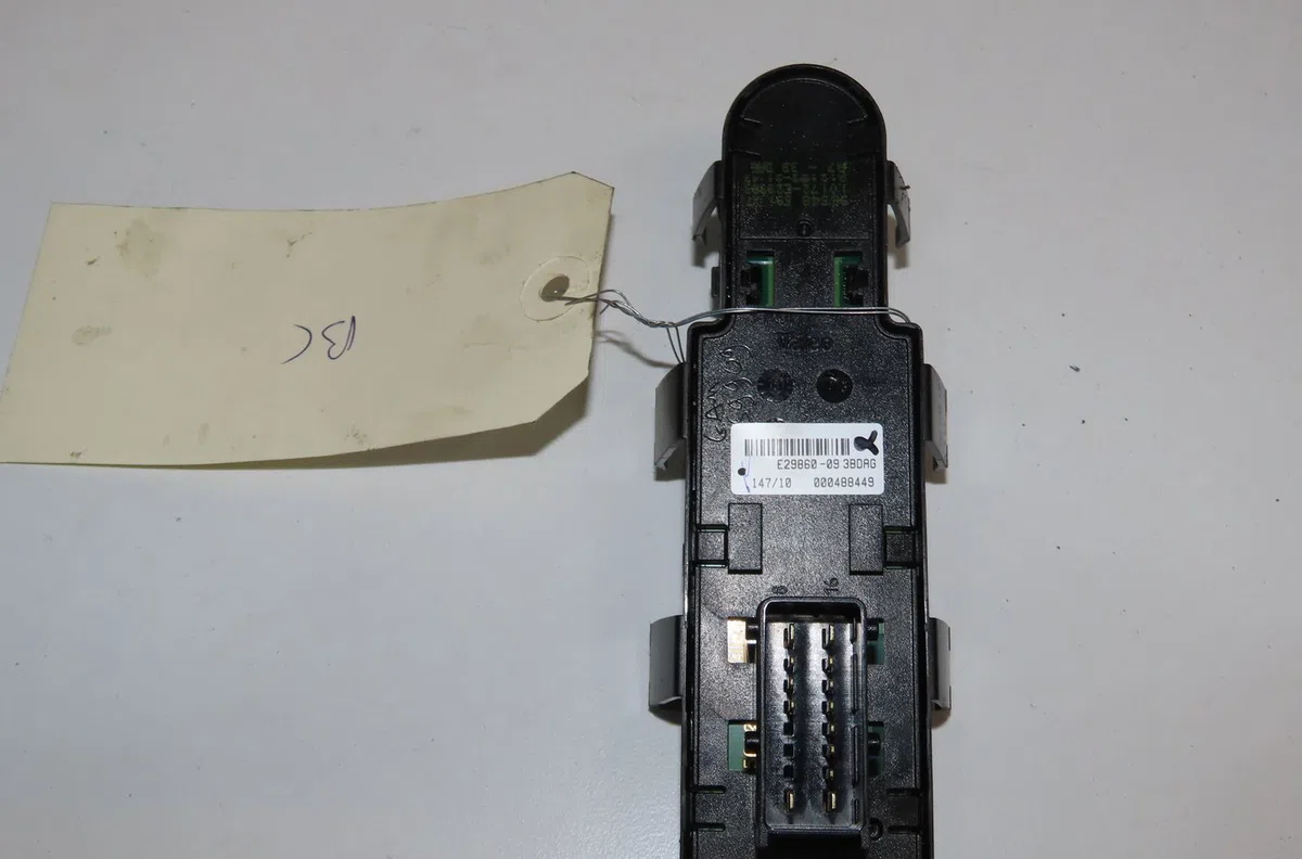 Commande lève-glace porte avant gauche Peugeot 207-207 (WA_, WC_) 1.4 16v (2006-2013) 3 portes occasion — photo 2