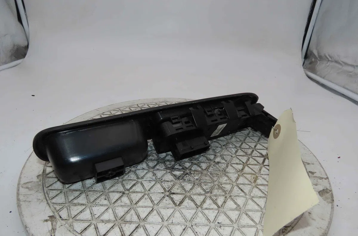 Commande lève-glace porte avant gauche PEUGEOT 207 occasion — photo 2