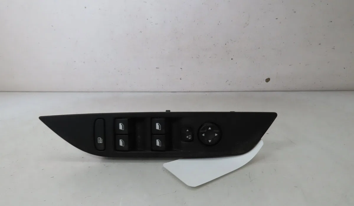 Commande lève-glace porte avant gauche PEUGEOT 208 1.2I PURETECH 12V S& 2021 occasion — photo 3