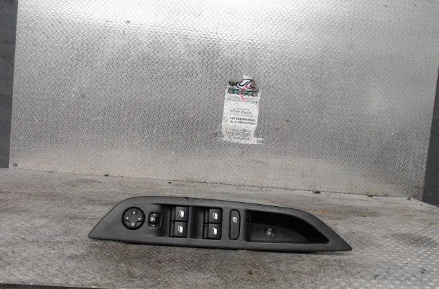 Commande lève-glace porte avant gauche PEUGEOT 208 2  208 2 occasion — photo 2