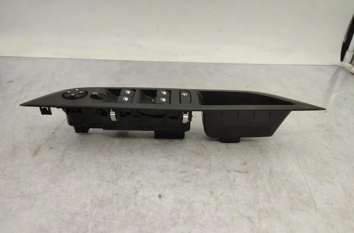 Commande lève-glace porte avant gauche PEUGEOT 208 2 occasion — photo 3